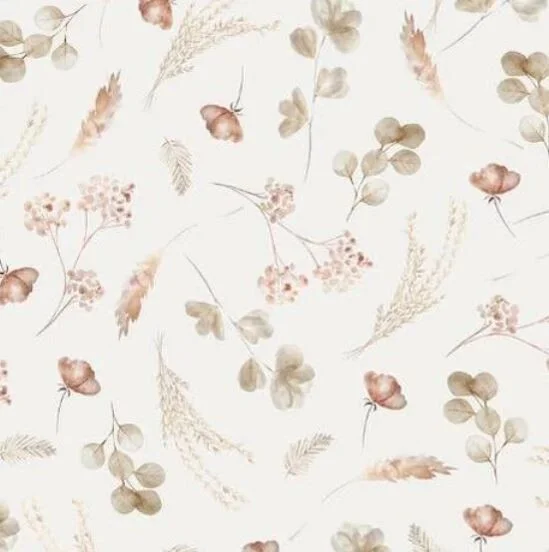 Babybroekje stof met gedroogde bloemen print op crèmekleurige achtergrond