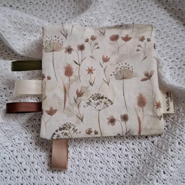 Knuffeldoekje katoen met bloemenprint en lintlabels