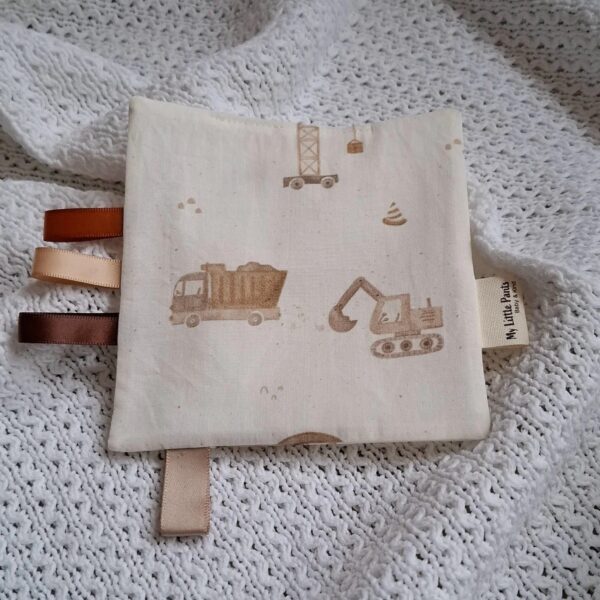 Knuffeldoekje katoen met bouwvoertuigenprint en lintlabels