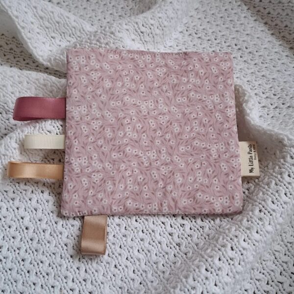 Knuffeldoekje katoen roze met bloemetjesprint en lintlabels