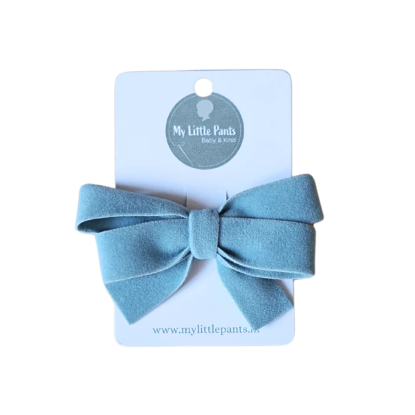 Haarstrik vilt lichtblauw met brede strikvorm