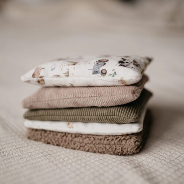 Babydoekjes katoen in neutrale tinten opgestapeld