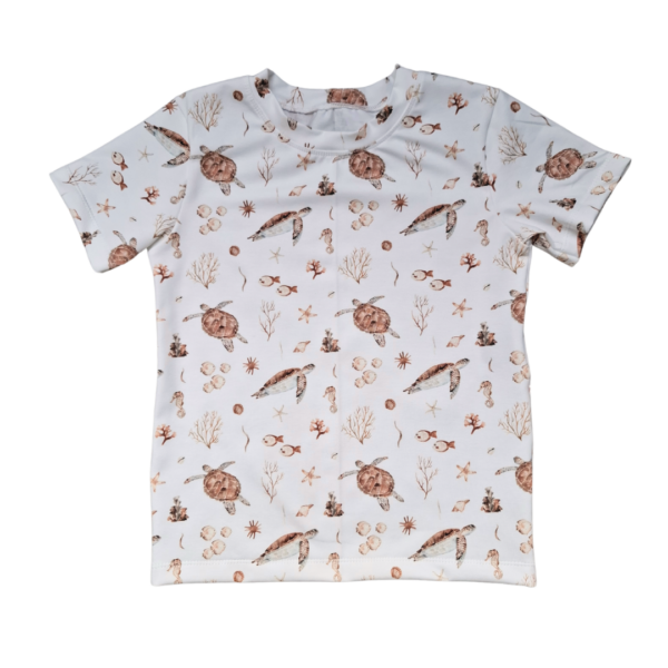 Baby T-shirt met zeeprint met schildpadden, schelpen en vissen in warme bruin- en beigetinten