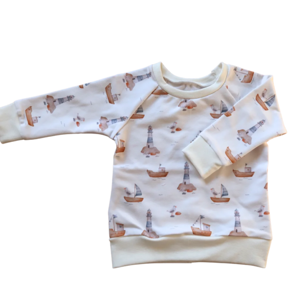 Kindertrui met een lichtbakken patroon van schepen en vuurtorens