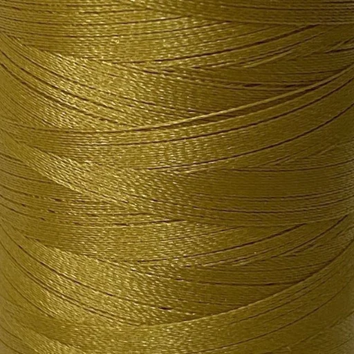 Close-up van goudkleurig naaigaren op een klos met glanzende textuur