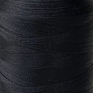 Close-up van zwart naaigaren op een klos met zichtbare textuurdetails