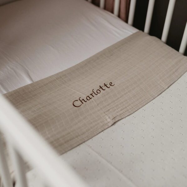 Babydeken beige met geborduurde naam Charlotte