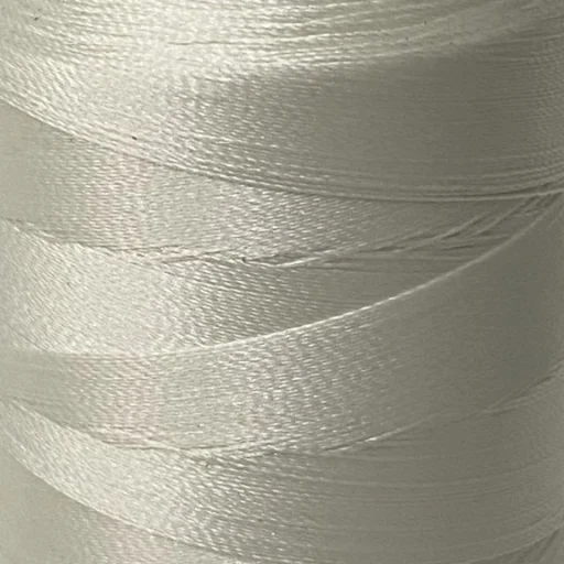 Witte naaigaren op klos in close-up met zichtbare draadstructuur