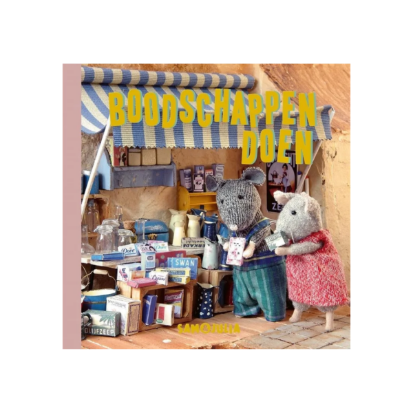 Miniatuurmuizen die winkelen bij een marktkraam met dozen en blikken